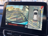 後方の映像に加えて車両周辺を上から見た表示もあり、駐車時の位置確認に役立ちます。目安となるガイド表示も備わり、周囲を確認しながら落ち着いてバック操作を行えます。