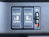 両側に電動スライドドアを採用しており、ボタン操作でスムーズに開閉が可能。狭い場所でも乗り降りしやすく、お子さま連れや荷物が多い時にも便利な装備です。