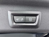 MINIの運転席操作部は、中央に構えるディスプレイが最大の特徴です。航空機を思わせるトグルスイッチなど、直感的で遊び心のあるメカニカルな操作感が、ゴーカートのような走りの高揚感を高めます。