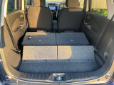 後部座席を前に倒すと広くなり、大きい荷物でも入るスペースができます。