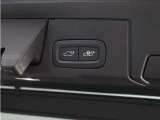 テールゲートには、スイッチ一つで開閉可能な電動開閉機能を装備。また、リアバンパーの下で足を動かすだけで開閉できる、ハンズフリー・オープニング/クロージング機構も搭載しています。