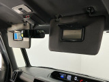 【サンバイザー】車内で身だしなみを整えるためのバニティミラーがセット。お化粧直しや髪型のチェックに活用できます。