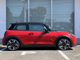 オリジナルサービスもついたMINI自動車保険も取り扱っております。MINI自動車保険にご加入いただくと、万一のトラブルを24時間365日サポートするエマージェンシー・サービスの〈プレミアム〉をご利用いただけます。