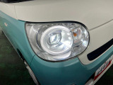 白く明るい光で夜間走行をサポートするLEDヘッドランプを搭載