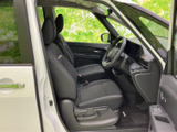 運転席と助手席は、視界を遮りにくいすっきりした前方まわりで、落ち着いて座れる空間です。ドアを開けた際の乗り降りもしやすく、毎日の移動を快適に支えます。