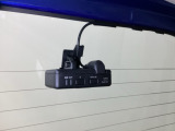 後方にもドライブレコーダーのカメラが付いています。前後両方でお車の周りを監視・記録いたします。