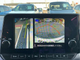 画像の左側は運転席から見ることのできないフロント左側を映している画像です、狭い道や幅寄せ時に便利です。