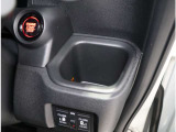 運転手から手に届きやすいところにあるドリンクホルダー。手元近くですので便利です。