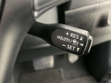 クルーズコントロール機能が付いています。 速度を設定するとアクセルを踏まなくても一定の速度で走ることができます。  高速道路ではとても便利な装置なんです。