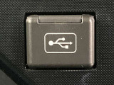 こちらのクルマはUSB接続コネクタも装備されています♪スマホの充電などにお使い下さい。ご旅行中での充電切れも、これなら心配いりませんね!