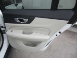 他の車に乗る機会がある度、あらためてボルボのドアの厚みに驚かされます。「バツッ」という開閉音とともに外界とは遮断された静寂が訪れ、「守られている」ことを日々、実感させてくれます。