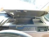 運転席前の物入です。手の届くところにありますので簡単に取り出せます。