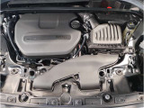 MINIらしい軽快な走りを支えるエンジンルーム。力強いトルクとレスポンスの良さを引き出すパワーユニットを搭載し、街中からロングドライブまで気持ちの良い走りを楽しめます。