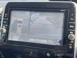 アラウンドビューモニターは4方のカメラで真上から車を見たようにモニターで確認ができます。周辺の安全確認、小さなお子様や障害物も目視で確認できるので駐車のしやすさだけでなく、事故防止にも役立ちます。