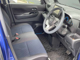 ◆前面ドア運転席◆ドアの開口が広く乗降ラクラク。シートの幅も広く運転していてもストレスを感じません。足元も広く快適なドライブを演出してくれます。