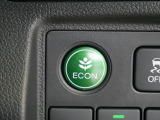 【ECONスイッチ】 ECONスイッチを押すと、加速時のアクセルの踏みすぎやエアコンの効きすぎなどを抑え燃費向上に役立ちます。