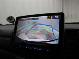 目視では確認しづらい車両後方を表示するバックモニターが装備されています。スムーズな車庫入れや縦列駐車をサポートします。