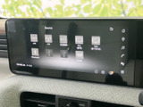 ラジオやBluetooth、USBなど複数の入力項目が画面に並び、使いたい音源を選びやすい構成です。日々の移動で音楽やラジオを楽しみたい方にも便利にお使いいただけます。