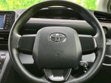 手元で握りやすい形状のステアリングを備え、運転席からメーターや前方を見渡しやすい配置です。毎日の運転で自然に手を添えられ、落ち着いて操作しやすい室内です。