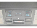 スマートキーや運転席のボタンを押すだけでリアゲートが自動で開閉します!荷物を持っている時や、高い位置にあるバックドアを閉める際に便利な機能です