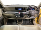 車内は光触媒抗菌消臭施工済です。インパネ周りはスタイリッシュなデザインです。グローブボックスやカップホルダーのほかにトレーなどたくさんの収納スペースが付いています。