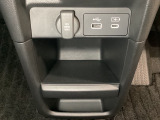 アクセサリーソケットはUSBのアダプターなどをつければ、スマホの充電にも使えます。横にはナビゲーション用の外部入力やスマートフォンなどの充電可能なUSB端子が1個づつついています。