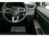 運転席の写真です。見通しのよいすっきりとした視界で、誰でも運転しやすいです。運転のしやすさは疲れにくさにも繋がりますよ♪