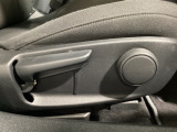 運転席にはドライバーの体型や好みに応じて前後方向だけでなく、高さの調整ができるシートリフターを装備!