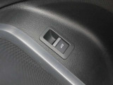運転席ドアにも電動リヤゲート操作スイッチがあります