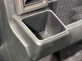 助手席埋め込み式カップホルダー(太ボトル600mm収納可能)