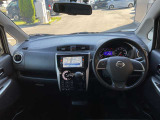 運転席からの視界が広く、隅々まではっきり見渡せます☆小物入れも多くスッキリした運転席廻り