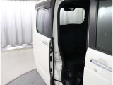 両側パワースライドドア付きだから、狭い駐車スペースなどでの 乗り降りラクラク!小さなお子さまのいるご家庭には嬉しい装備。