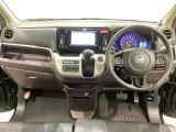 車内は光触媒抗菌消臭施工済です。インパネ周りはスタイリッシュなデザインで機能や装備も充実しています。グローブボックスやカップホルダーのほかにトレーなどたくさんの収納スペースが付いています。