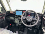 運転席まわりです。 各操作スイッチは使いやすい位置に配置されてます。