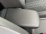 フロントアームレストで街乗りからロングドライブまで快適な運転を。