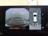 パノラミックビューモニター付きです。車両を上から見たような映像をディスプレイオーディオ画面に表示。運転席からの目視だけでは見にくい、車両周辺の状況をリアルタイムでしっかり確認できます。
