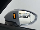 ●アウディサイドアシスト『後方の死角を並走する車両を検知しドアミラーの内側のLEDが点灯。ドライバーに注意を促し事故を未然に防ぐシステムです。』