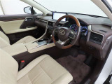 高揚感の高まる美しいインテリアデザインの運転席です。