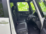 運転席まわりは視界が広く、前方や側方の様子を確認しやすいレイアウトです。シートは身体を預けやすい形状で、落ち着いて過ごせる空間。