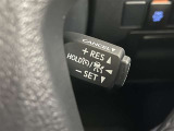 クルーズコントロール機能が付いています。 速度を設定するとアクセルを踏まなくても一定の速度で走ることができます。  高速道路ではとても便利な装置なんです。