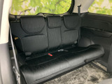 後方にも横並びのシートを備え、乗車人数に合わせて活用できる室内空間です。窓から外の様子を感じられ、後席に座る方にも落ち着いて過ごしていただけます。