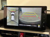 【フロントワイドビュー】発進時や狭い路地からの脱出などで重宝します。運転席から認識しづらい歩行者やクルマを確認することが可能!