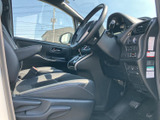 運転席まわりは前方の視界が広く、座ったまま周囲の状況を確認しやすい空間です。シートやドアまわりは落ち着いた色合いでまとまり、毎日の移動にもなじみやすい印象です。