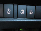 運転席から左右のスライドドアを電動で開閉できるスイッチを備えています。狭い駐車場での乗り降りや雨天時の送迎など、荷物やお子様を抱えている際にもスムーズな乗降をサポートしてくれる実用的な仕様です。