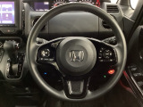ハンドルにHondaセンシング系のクルーズコントロールやレーンキープアシストなどのスイッチと、オーディオの操作スイッチが装備されています。ハンドルから手を離さず安全に操作できます。