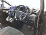 運転席周りのレイアウトをご覧ください。ナビゲーションが綺麗に装着されすっきり収まってますね!