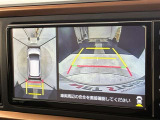 バックカメラの他に上から見下ろしたような画像が見れるアラウンド(全方位)モニター。前後左右を把握できる、すごい機能が装備されています!