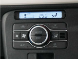 オートエアコン搭載。好みの温度に設定するだけで、風向や風量を自動でコントロール!いつでも快適な車内環境に。