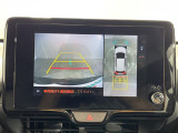 【全方位モニター】まるでクルマを真上から見下ろしたかのような視点で駐車をサポートします!クルマの斜め後ろや真横など、前後左右の4つのカメラの映像が合成されて、モニターに映し出されます。