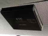 ETCももちろん搭載。いちいち料金所で停車する必要なんて当然ないです。スムーズにストレスなくドライブをお楽しみください。(※支払総額にセットアップ費用は含まれておりません。)